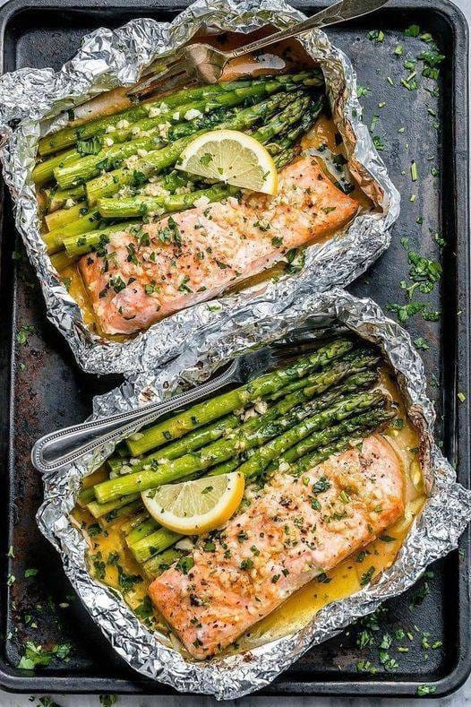 Baked Salmon in Foil with Asparagus and Garlic Lemon Butter Sauce