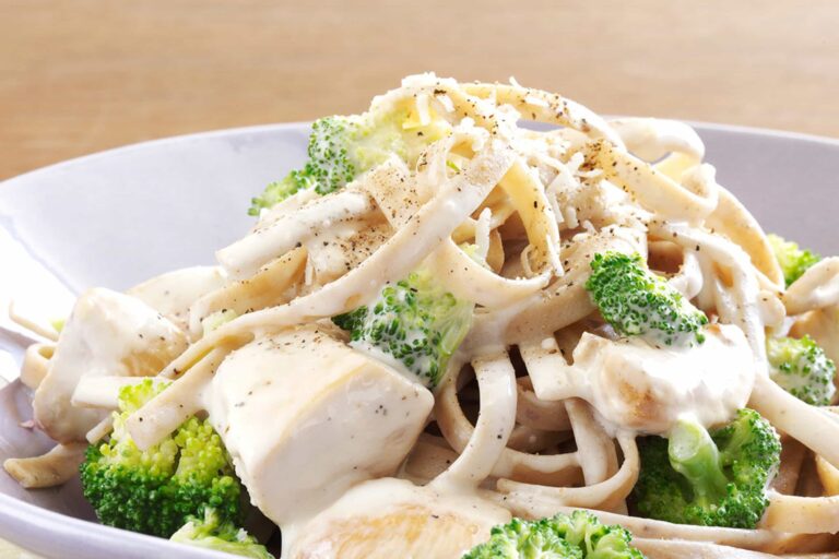 Creamy Chicken Fettuccine Alfredo with Broccoli