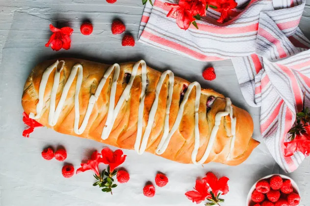 🍓🍰 Raspberry Cream Cheese Danish Bake – Easy Bakery-Style Breakfast