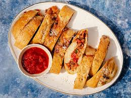 Easy Stromboli Dinner Recipe – Crispy, Cheesy, and Perfect for Family Meals