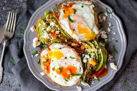 🥑🍯 Avocado Toast with Poached Egg & Chili Honey – Sweet & Spicy Breakfast