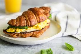 🥐🍳 Croissant Breakfast Sandwich with Eggs & Cheese – Easy Café-Style Breakfast