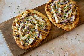 Easy BBQ Chicken Flatbread Recipe – Quick and Flavorful Dinner