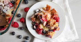 🫐🍓 Berry Cream Cheese Stuffed Croissant Bake – Easy Brunch Casserole