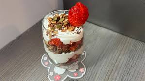 🍓🥣 Strawberry Yogurt Granola Parfaits – Easy Healthy Breakfast