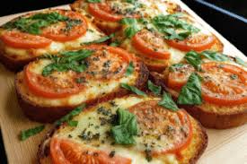 🍅 Easy Tomato Basil Garlic Bread – Crispy, Cheesy & Ready in 15 Minutes